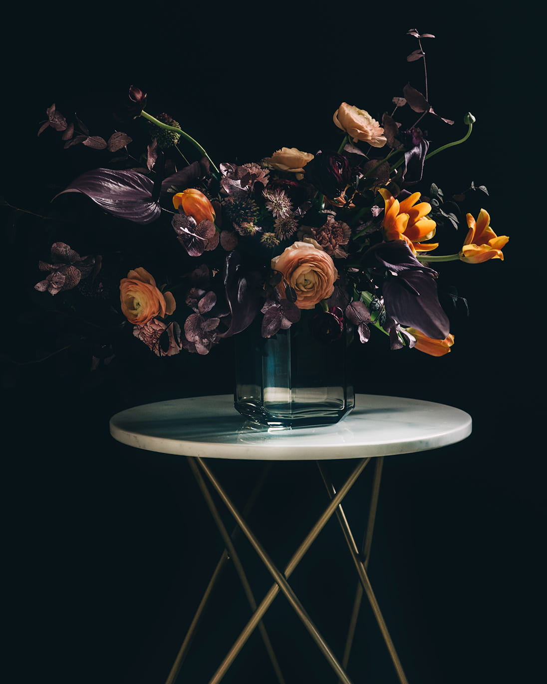 郁金香与紫色红掌花，搭配Louise Roe Copenhagen宝石花瓶