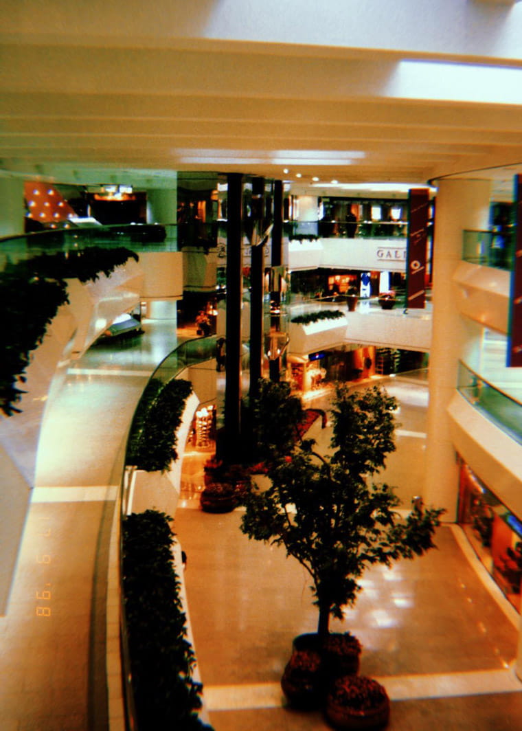 Pacific Place pre-renovation. Image by Roger Price/Wikimedia Commons