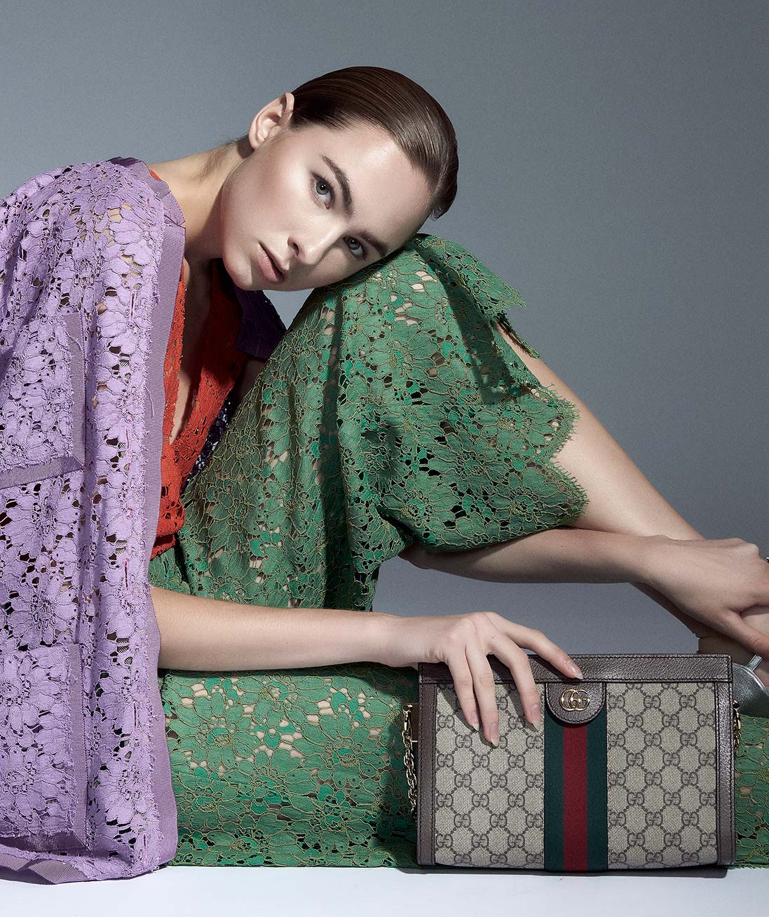 Gucci的2018春夏服装，以一身蕾丝造型搭配Gucci手拿包