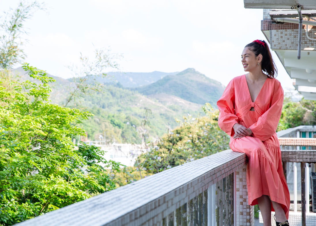 Olivia Cotes-James of LUÜNA naturals relaxes on her balcony