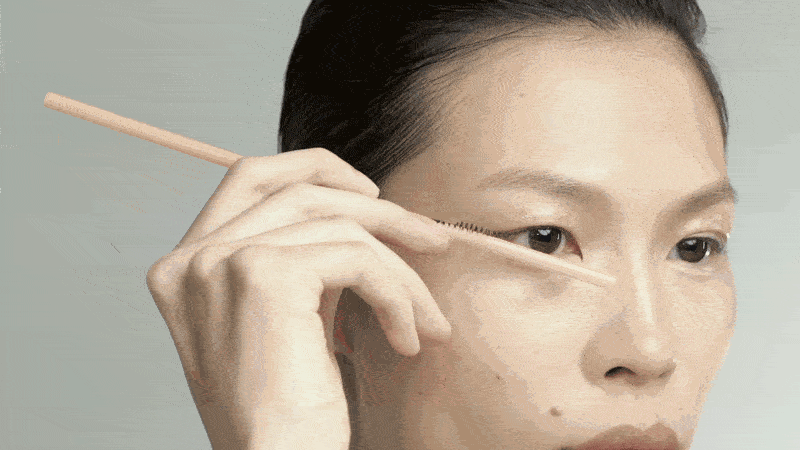 Press the straw onto the outer corner of your eye, a couple of centimetres above the last line, in a tilted wing shape.