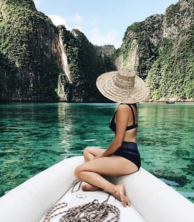 Image courtesy of Geneva Vanderzeil / Instagram.com/@apairandaspare