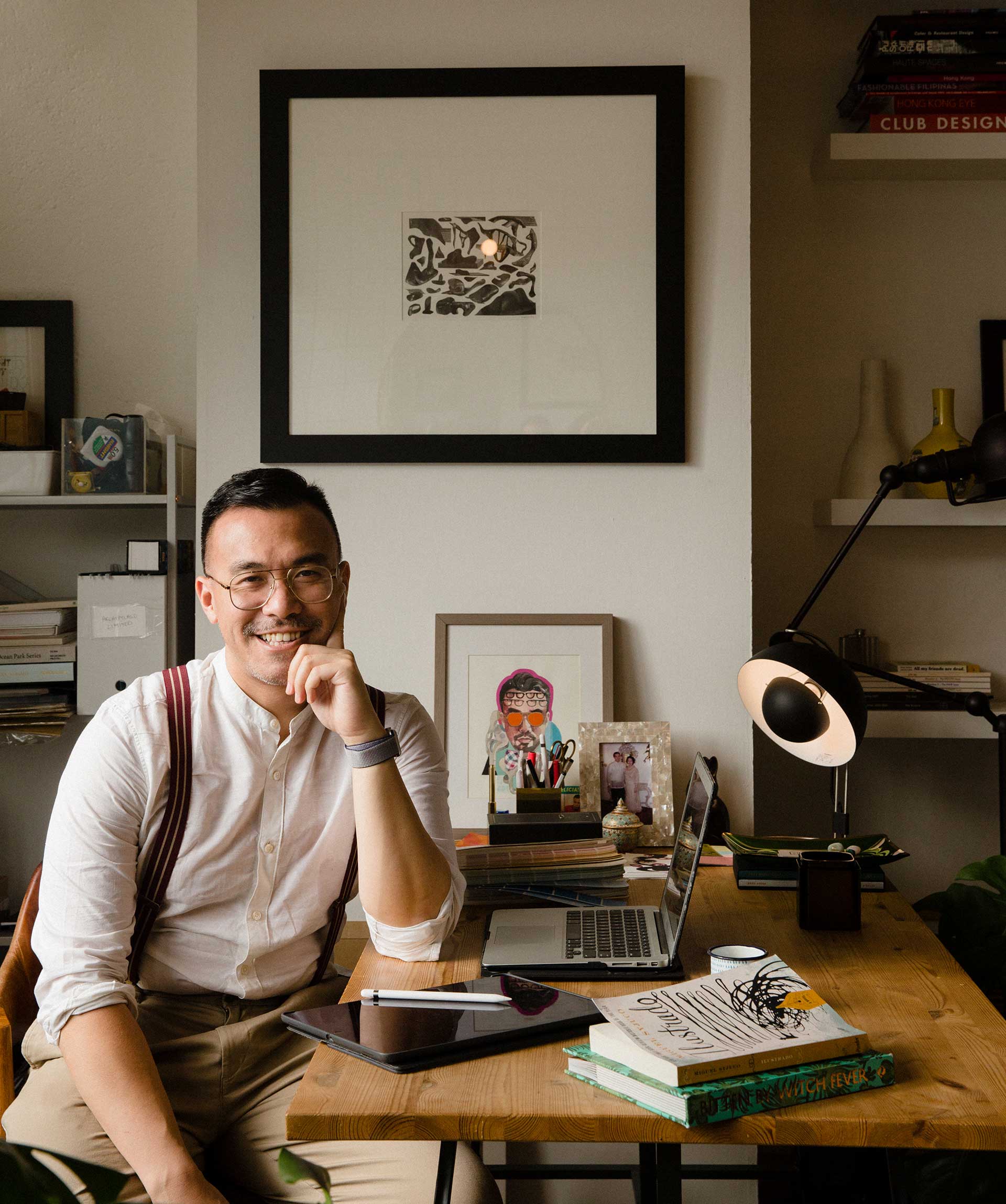 香港设计师兼博主JJ.Acuna在他的住宅兼工作室中留影。枱灯由&tradition提供