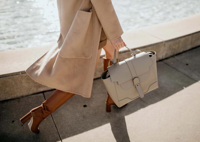 A model poses with a SENREVE handbag